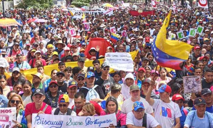 Magisterio venezolano marcha en Caracas por liberación de presidente Maduro y Cilia Flores